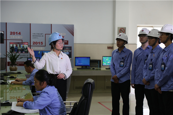 長電政治宣傳員為新入職員工宣講習近平能源安全新戰略在浙能的實踐。 溫作仁 攝.jpg