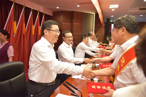 集團黨委向受表彰的集團“兩優(yōu)一先”代表表示祝賀。 祝益軍 攝.jpg 集團黨委向受表彰的集團“兩優(yōu)一先”代表表示祝賀。 祝益軍 攝.jpg