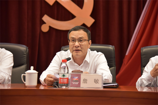 集團黨委副書記、總經理詹敏宣讀表彰文件。 祝益軍 攝.jpg 集團黨委副書記、總經理詹敏宣讀表彰文件。 祝益軍 攝.jpg