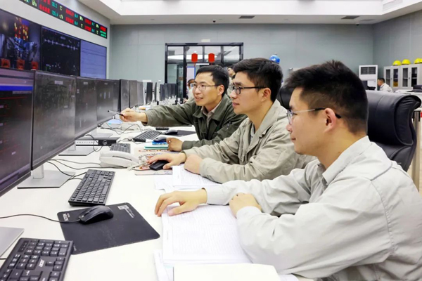 5x-浙能樂清發電公司技術人員緊盯5號機組操作界面,高效執行指令,為機組安全運行保駕護航。陳清瑜 攝.jpg 5x-浙能樂清發電公司技術人員緊盯5號機組操作界面,高效執行指令,為機組安全運行保駕護航。陳清瑜 攝.jpg